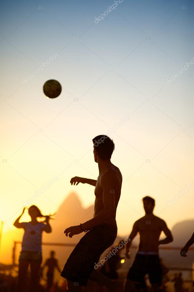 Foto de Vamos Jogar Futebol Agora e mais fotos de stock de 2014 - 2014,  Adulto, Amarelo - iStock