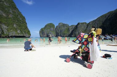 Maya Bay Tayland aile turist ile gezinmek