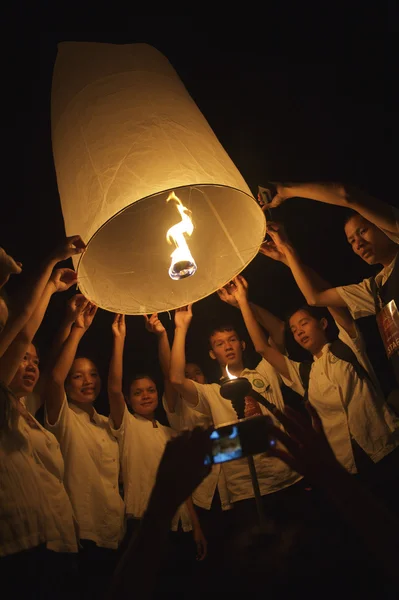 Jóvenes tailandeses lanzando Sky Lantern —  Fotos de Stock