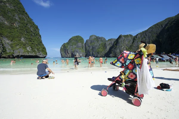 Maya Bay Tailandia Turismo Familiar con Cochecito —  Fotos de Stock