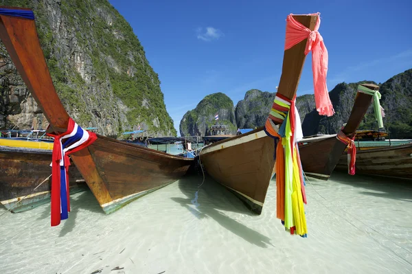 Barcos de cola larga de madera tailandeses tradicionales Maya Bay —  Fotos de Stock