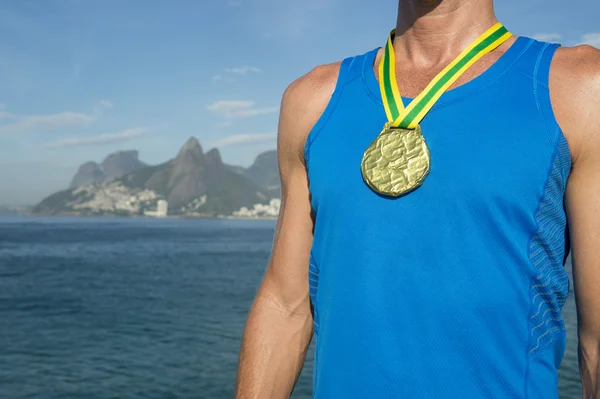 Guld medalj idrottsman stående Ipanema Beach Rio — Stockfoto