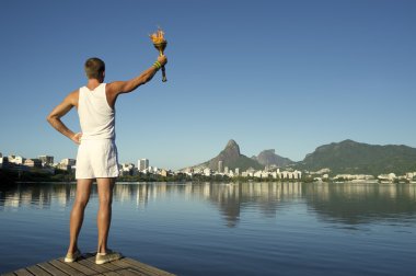 Genç adam tutan spor meşale Rio de Janeiro
