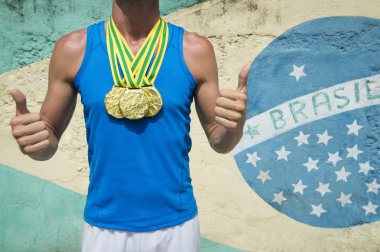 Altın madalya sporcu Brezilya bayrağı Rio ayakta
