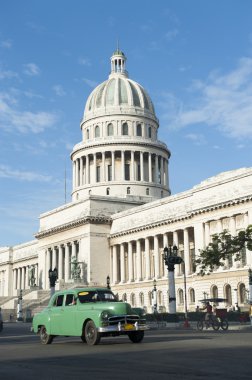 Havana Küba Capitolio bina eski model araba ile