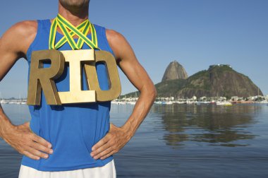 Altın madalya Rio atlet ayakta Ipanema Plajı