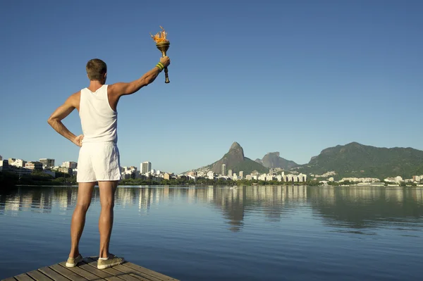 Ung Man hålla Sport fackla Rio de Janeiro — Stockfoto