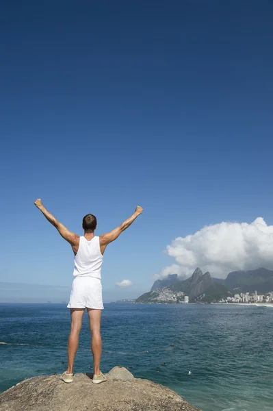 Atlet ayakta kollarını kaldırdı Rio de Janeiro — Stok fotoğraf