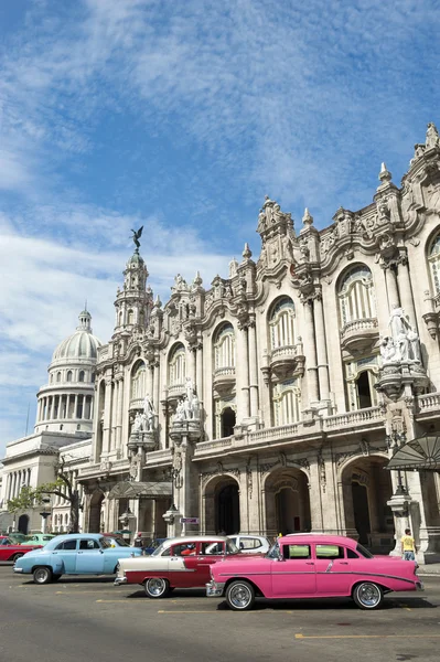 Färgglada amerikanska veteranbilar Havanna Kuba — Stockfoto