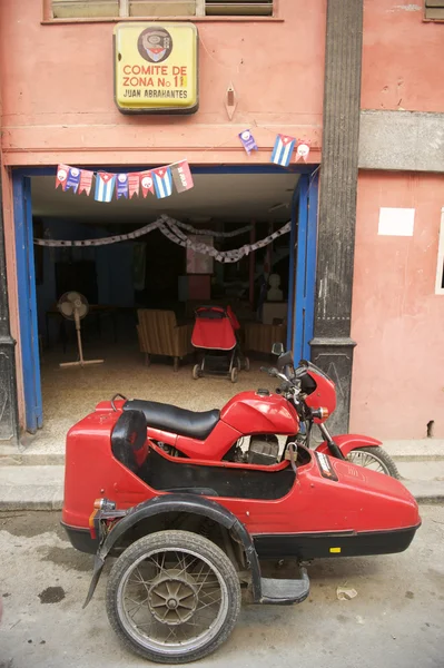 红色摩托车挎斗哈瓦那古巴 — 图库照片