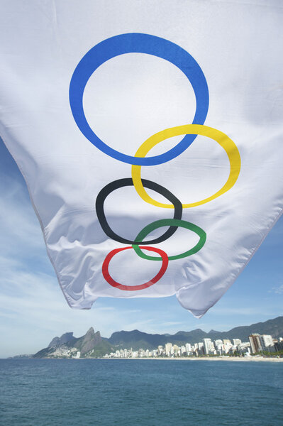 Олимпийские флаги развевающиеся в Рио-де-Жанейро

