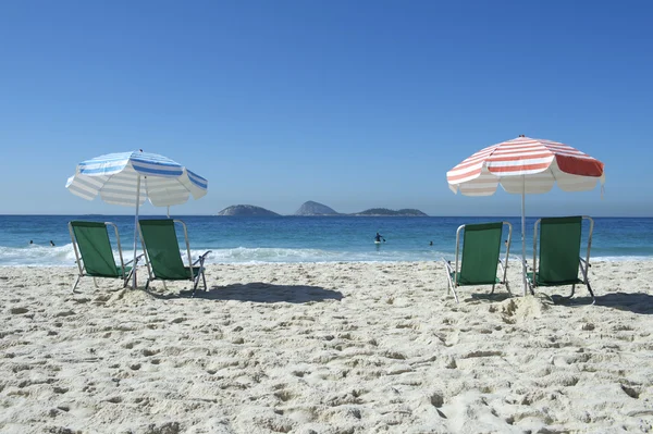 Plaży krzesła parasole Ipanema Rio de Janeiro Brazylia — Zdjęcie stockowe