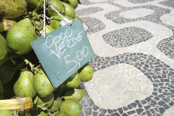 Rio de Janeiro Brazilië kokosnoten met prijs Ipanema stoep — Stockfoto