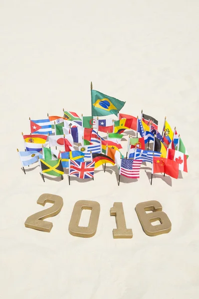 2016-ban üzenet arany számok nemzetközi zászlók — Stock Fotó