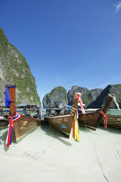 Maya Bay Tailandia Barcos de cola larga —  Fotos de Stock