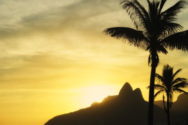 Gün batımı Rio de Janeiro Ipanema Plajı iki kardeş dağ Brezilya