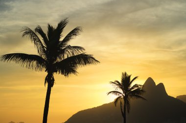 İki kardeş dağ günbatımı Rio de Janeiro Ipanema Plajı Brezilya