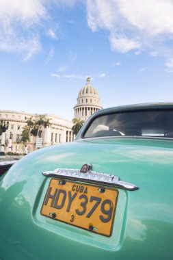 Eski model Amerikan araba Capitolio bina Havana Küba