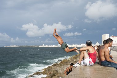 Genç Kübalılar Havana Küba'da denizde dalış