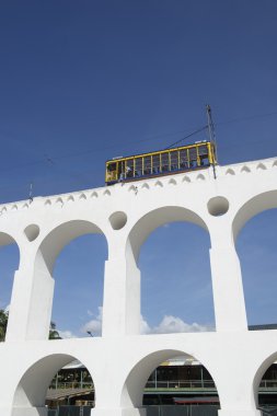 Bonde tramvay tren Arcos da Lapa kemerleri Rio de Janeiro Brezilya