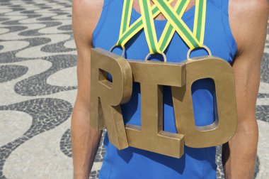 Altın madalya Rio Olimpiyat sporcu ayakta Copacabana Plajı