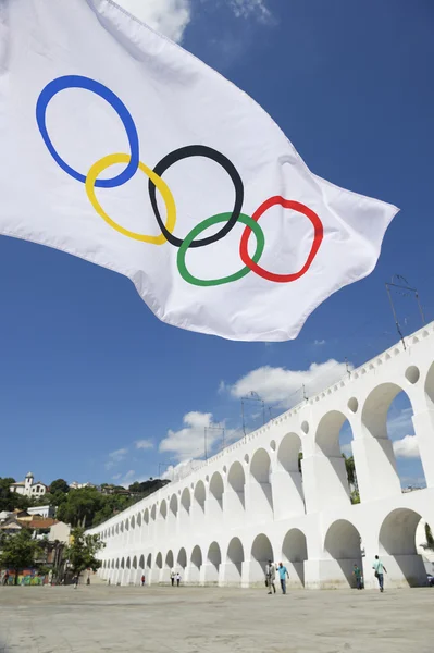 Olympic Flag Flying på Arcos da Lapa Arches Rio de Janeiro – stockfoto