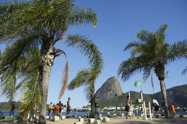 Brasileiros se exercitando ao ar livre em Sugarloaf Mountain — Fotografia de Stock