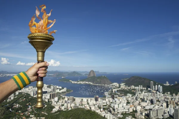 Ręką trzyma pochodnię Rio de Janeiro Brazylia — Zdjęcie stockowe