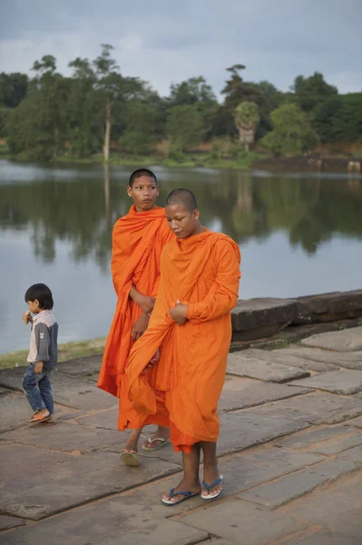 Buddhist Monks in Orange Robes Angkor Wat — Stock Photo, Image