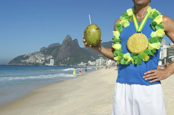 Gullmedaljen Athlete feirer med Coconut Rio – stockfoto