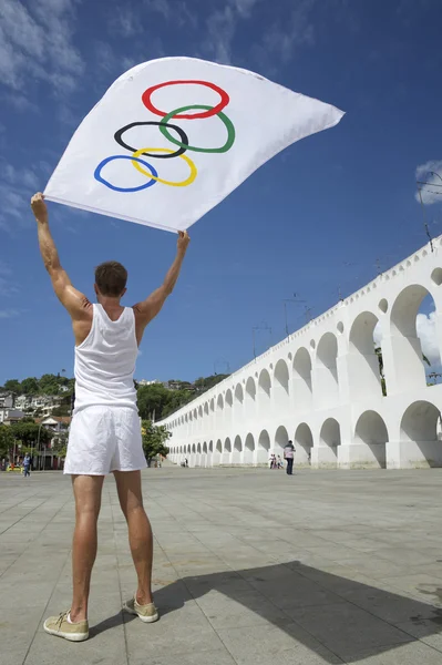 Atleten holder olympisk flag Rio de Janeiro - Stock-foto