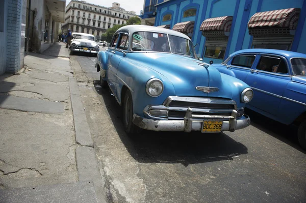 Carros americanos antigos tráfego Havana Cuba — Fotografia de Stock