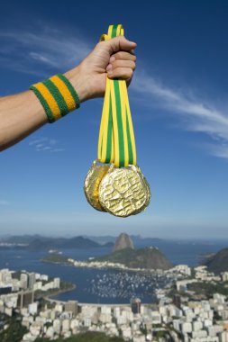 El altın madalya Rio manzarası tutan sporcunun