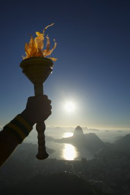 Elini tutan spor meşale Rio de Janeiro Brezilya