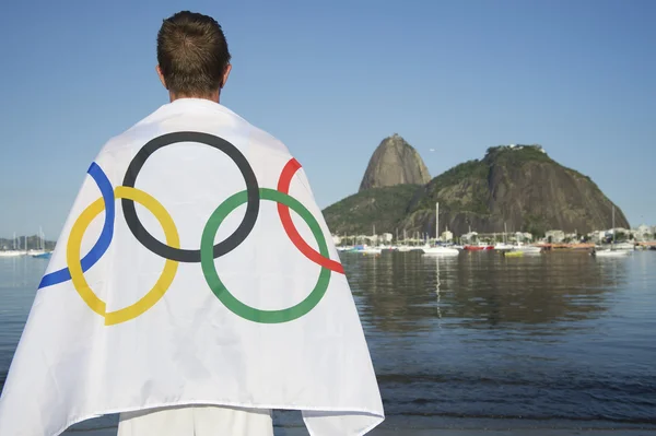 Homem vestindo bandeira atleta olímpica Rio de Janeiro — Fotografia de Stock