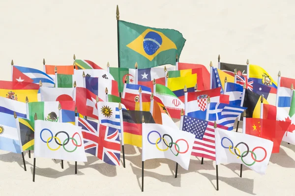 Olimpiyat ve dünya bayrakları Ipanema Plajı Rio — Stok fotoğraf