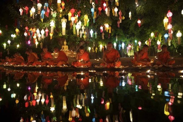 Jonge boeddhistische monniken Loy Krathong ceremonie Thailand — Stockfoto