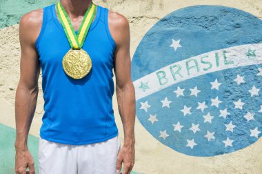 Altın madalya Olimpiyat sporcu Brezilya bayrağı Rio ayakta