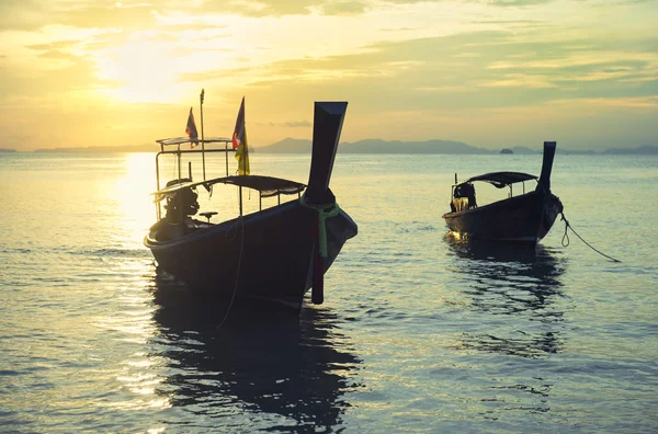 Longtail boten zonsondergang Railay Thailand — Stockfoto