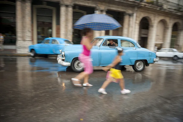 Cubanos e carros americanos vintage Havana Cuba — Fotografia de Stock