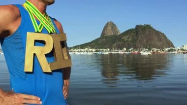 Altın madalya Rio Olimpiyat sporcu ayakta Ipanema Plajı