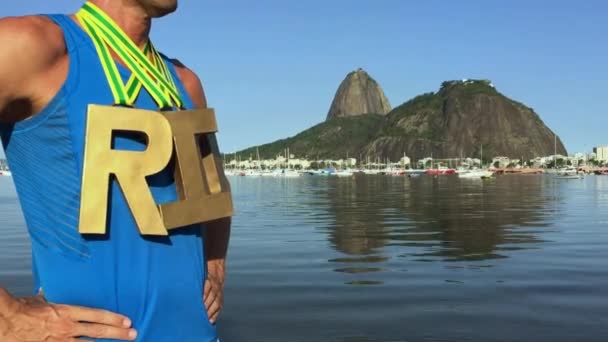 Золота медаль Ріо Олімпійським спортсмена стоячи пляжу Іпанема — стокове відео