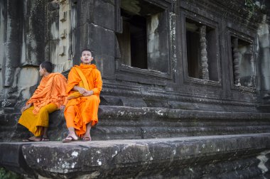 Budist rahipler turuncu Robes Angkor Wat