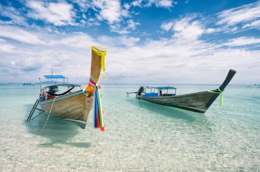 Geleneksel Tay ahşap Longtail tekneler bambu Adası Krabi Thailand