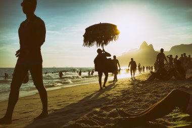 Ipanema Plajı Rio de Janeiro Brezilya günbatımı Silhouettes