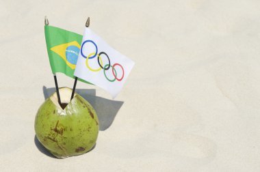 Olimpiyat ve Brezilya bayraklarının hindistancevizi Rio de Janeiro Brezilya