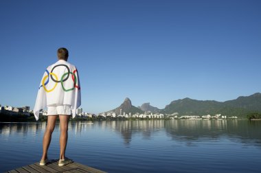 Atlet Draped Olimpiyat bayrağı Rio de Janeiro
