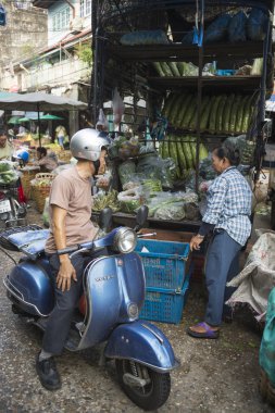 Scooter Tay sebze pazarı üzerinde müşteri