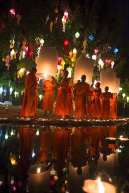 Genç Budist rahipler Loy Krathong töreni Tayland
