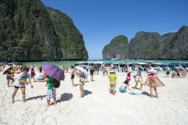 Maya Bay Tayland turist kalabalığından